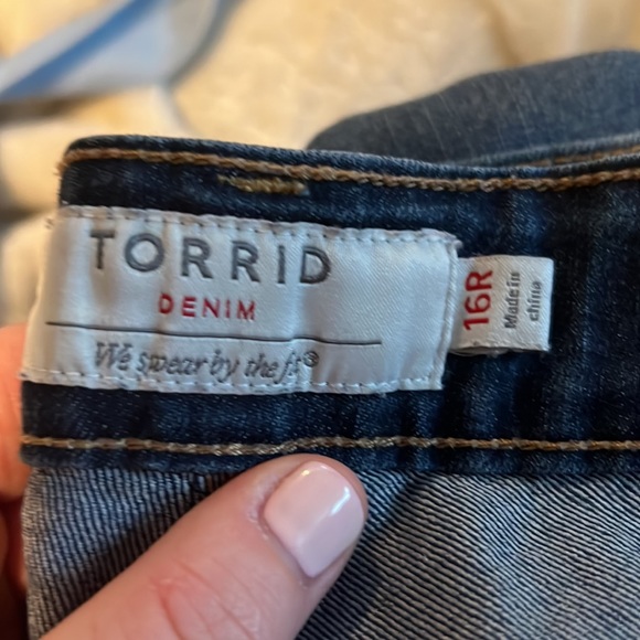 Torrid size 16 R skinny jeans. Like new condition. Dark wash. - Picture 3 of 3